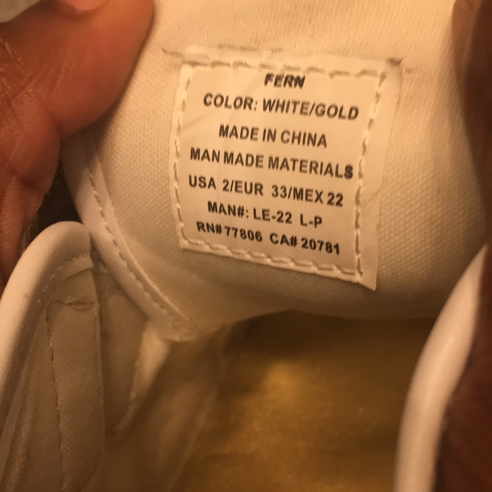 This is the “TAHARI” sneaker. (used)